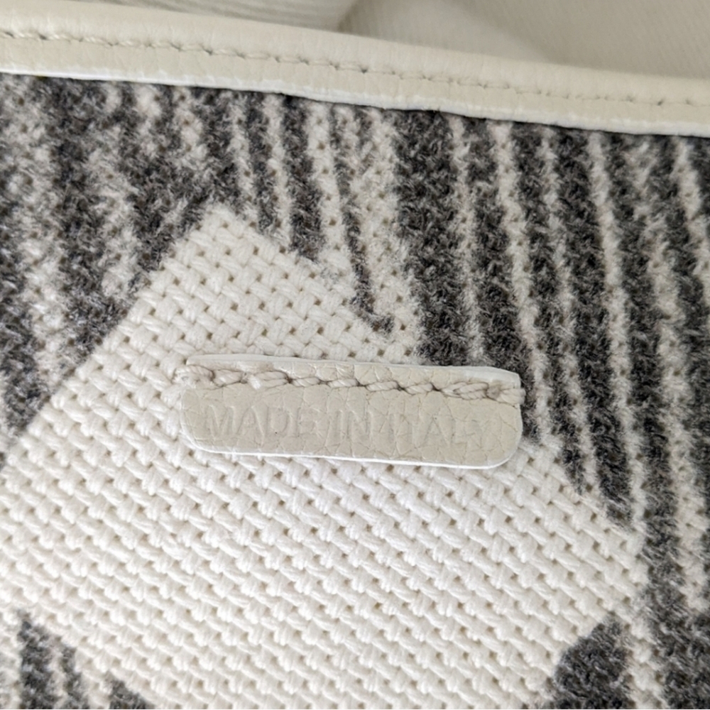 LIKE NEW BURBERRY LARGE SHOULDER BAG - Picture 16 of 16